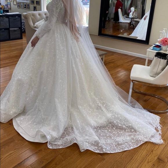 Beautiful wedding gown. - Picture 4 of 8